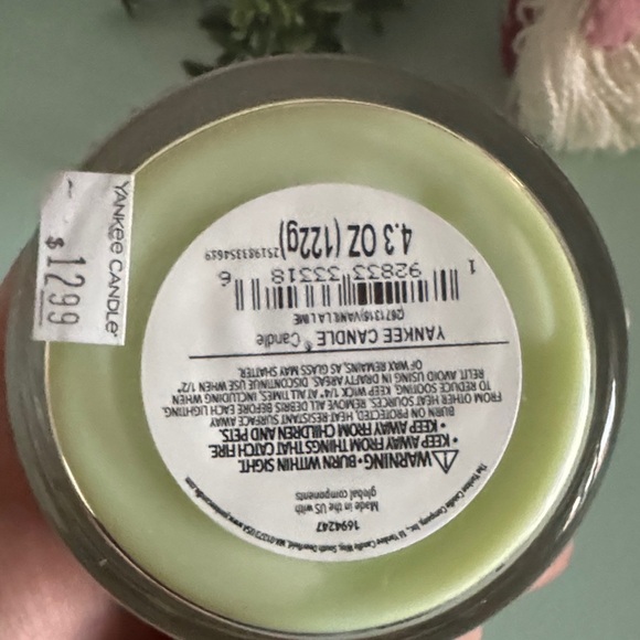 Yankee Candle Vanilla Lime - Light Green with Silver Lid - Picture 4 of 4